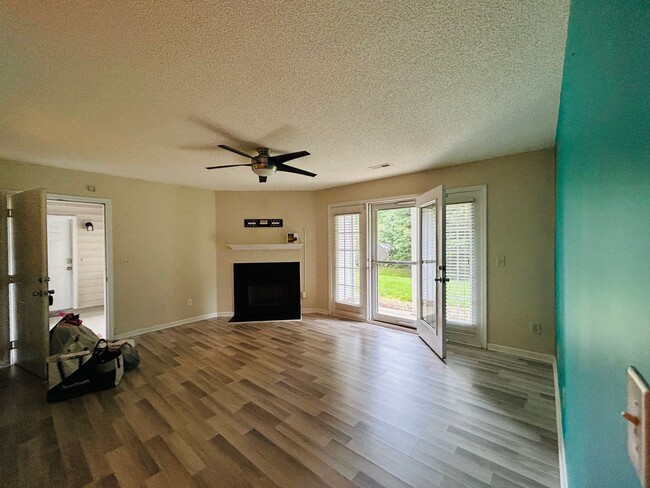 Building Photo - Beautiful Maintenance free 2 bedroom 2 bat...