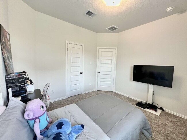 Building Photo - Charming 4-Bedroom Retreat with Granite Accents & Hardwood Elegance in Alvin!