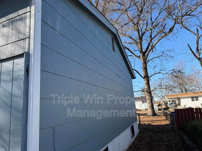 Building Photo - 1665 Queens Dr