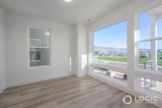 Building Photo - 1452 W Cook Ln