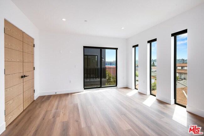 Building Photo - 354 1/2 Newland St