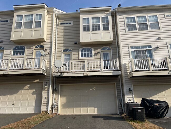 Building Photo - Stunning Light-Filled 3 Bed 2/2 Bath Townhome In Sought After Brambleton