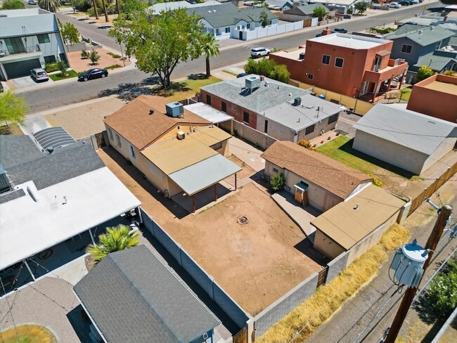 Building Photo - 361 E Clarendon Ave
