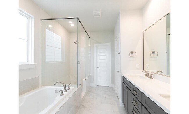 Building Photo - 2802 Grand Fountains Dr