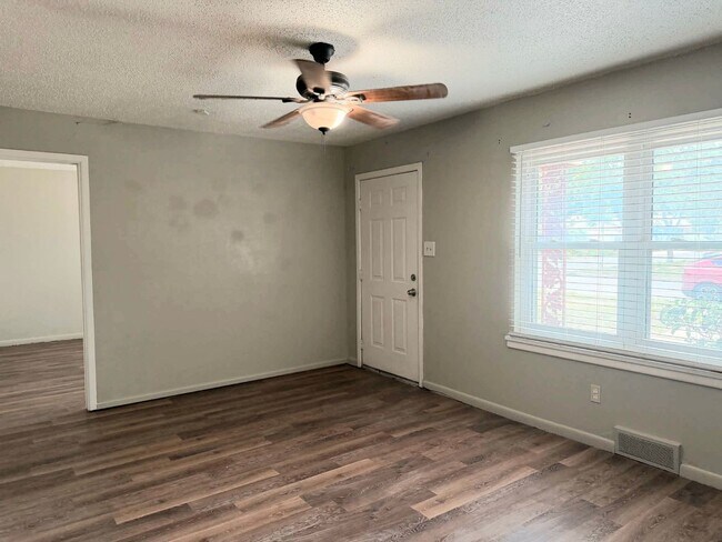 Building Photo - Adorable, Unique, and Roomy 3/2 Close to Tech! Move in Special Half off First Month!