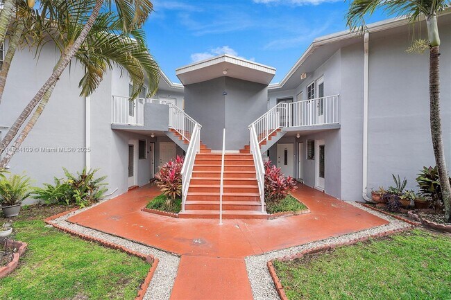 Building Photo - 1671 NE Miami Gardens Dr