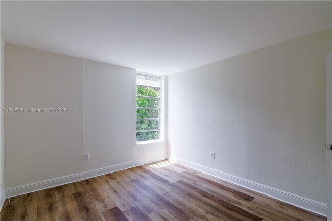 Building Photo - 8870 Fontainebleau Blvd