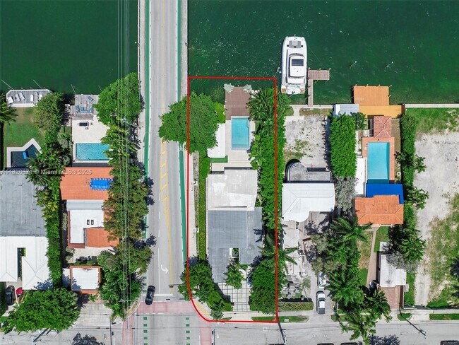 Building Photo - 425 E Dilido Dr
