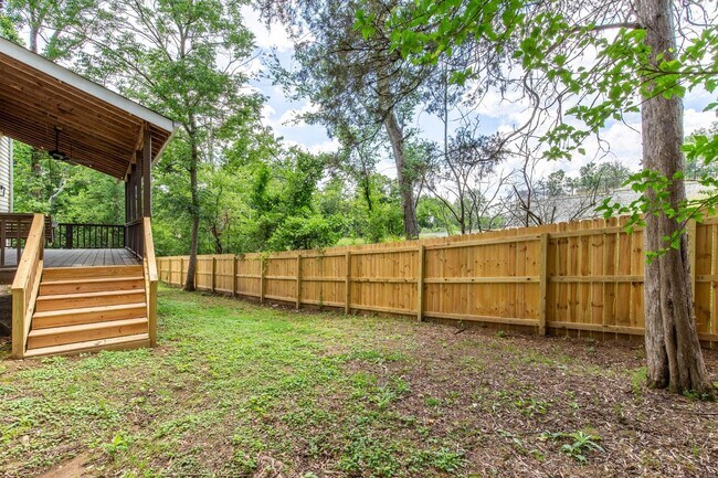 Building Photo - Charming Cul-de-Sac Home with Porch Swing & Wooded Views – 15 Mins from Nashville!
