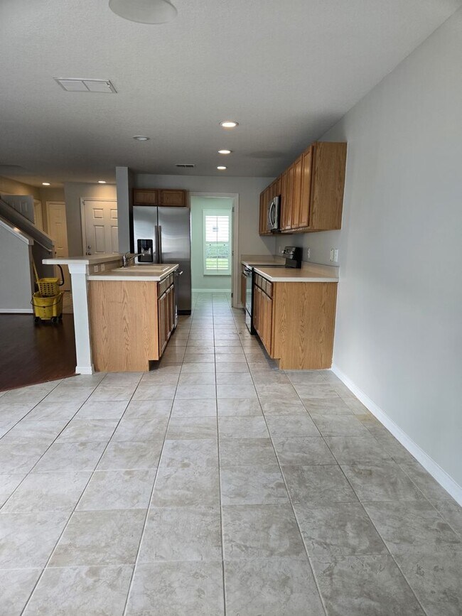 Building Photo - Avalon Park: 3 Bedroom, 2.5 Bath, 2 Car Garage Townhome