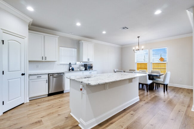 Building Photo - 104 Claystone Rd