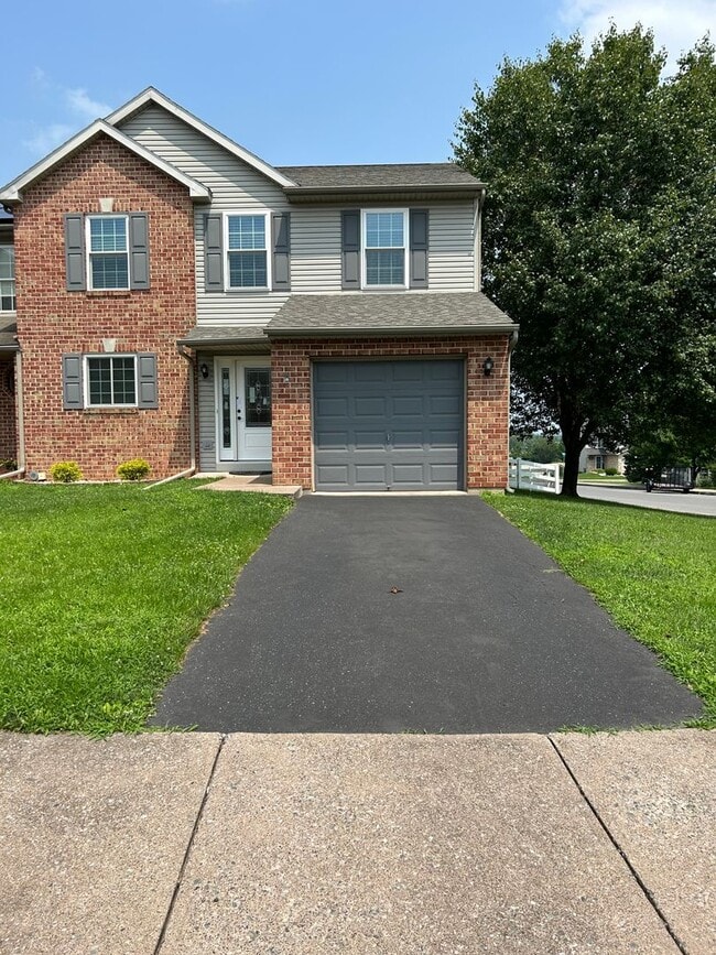 Building Photo - New Listing Alert! End unit Townhome in Penns Ridge!