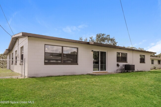 Building Photo - 568 Gardenia Cir