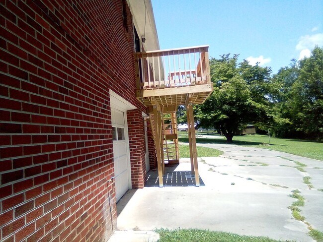 Building Photo - Knoxville 37918 - Beautiful 3 bedroom, 1.5 bath, brick rancher - Call Sharon Arnwine (865) 313-7215