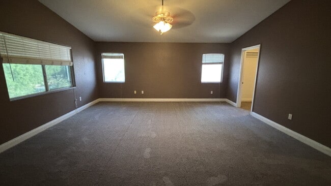 Building Photo - 2 Story, 4 Bed, 2.5 Bath in Southwest