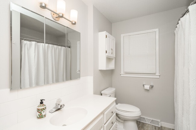 Building Photo - 106 NE Grant St