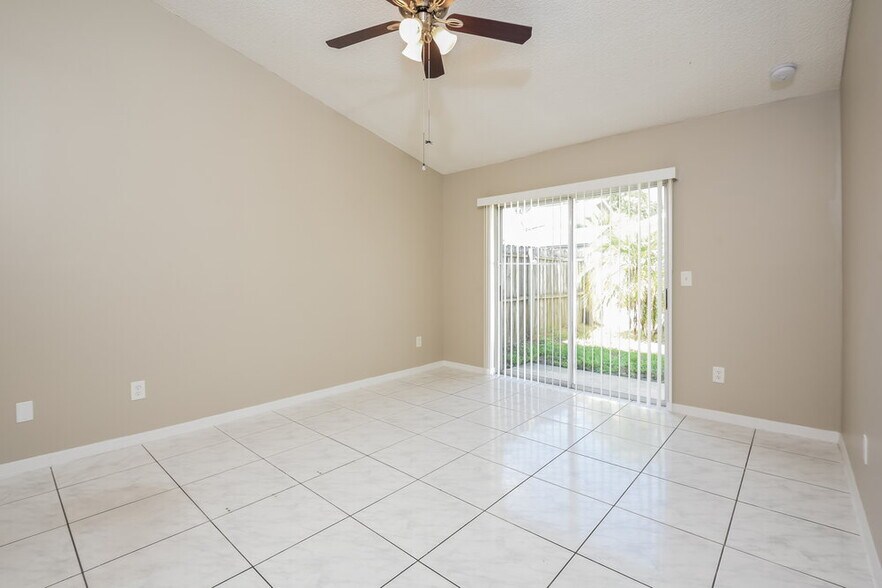 Building Photo - 1220 Regal Ridge Dr