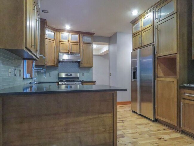 Building Photo - 4 Bedroom Home located in Summer Woods -La...