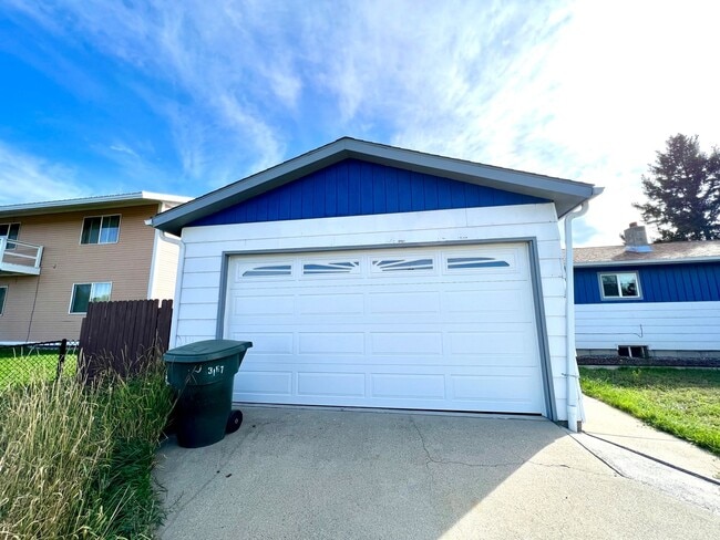 Building Photo - Pet Friendly 3 Bed 2 Bath Single Family Home With Large Garage!