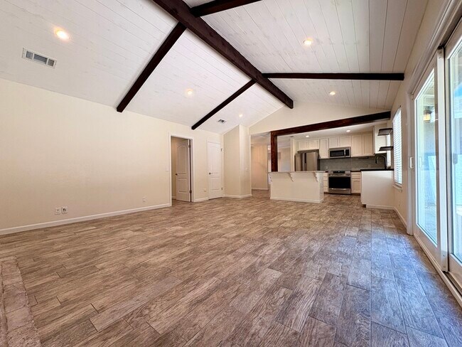 Building Photo - Beautiful 3 Bedroom, 2.5 Bathroom Fully Remodeled Home in Orangevale!