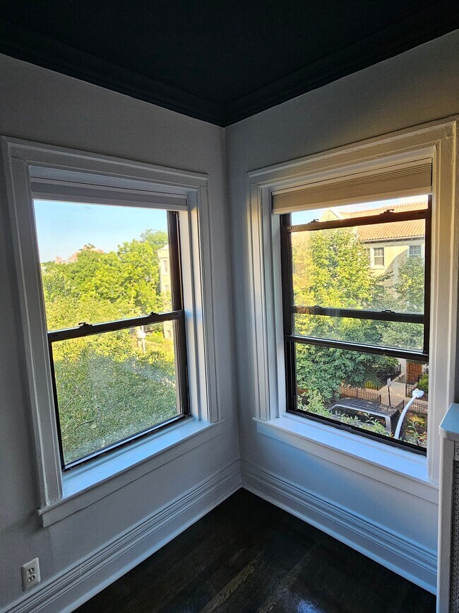 Building Photo - 539 W Brompton Ave