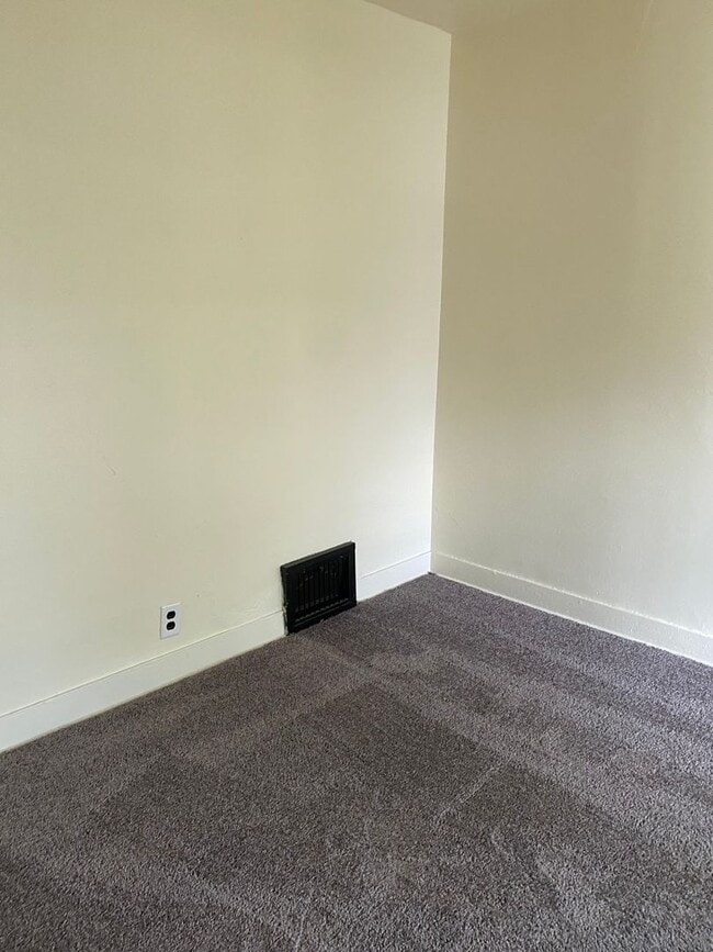 Building Photo - 461-463 Glen Street