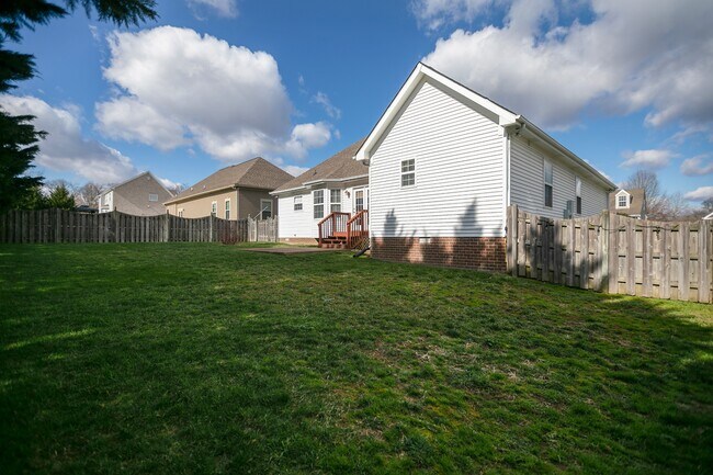 Building Photo - 1105 McDonough Cir