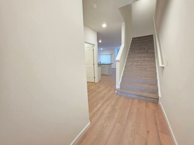 Building Photo - 5915 Hawkweed Dr