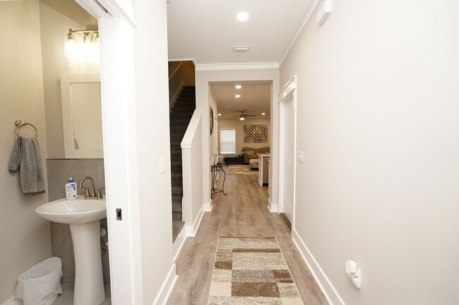 Building Photo - Newer Townhome Conveniently Located Near E...