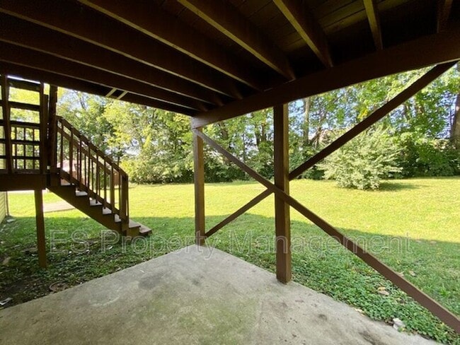 Building Photo - 6879 Oak Lake Dr