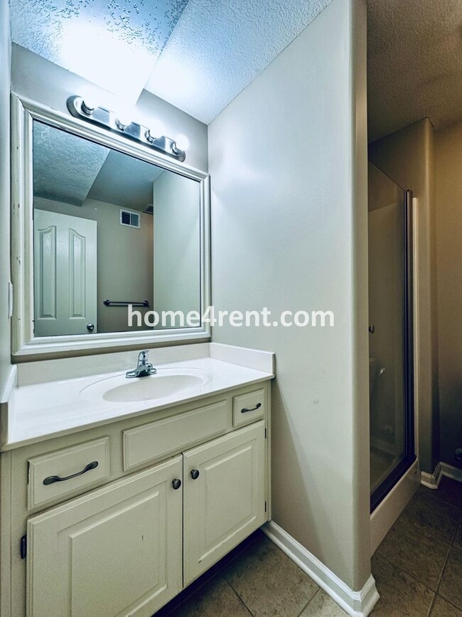 Building Photo - Spacious Four Bedroom Northland Home with a Finished Basement, 3 car garage and Fenced Yard!