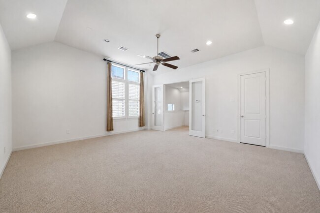 Building Photo - 3219 Maxroy St