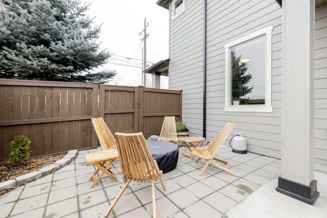 Building Photo - Charming Redmond Craftsman Retreat – Stylish 3-Bed, 3-Bath Home with Community Amenities