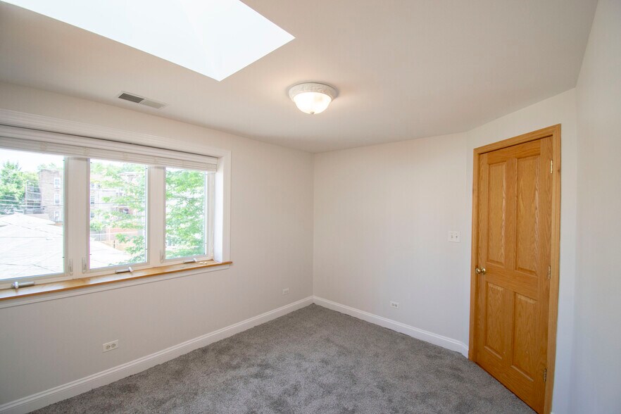 Building Photo - 2736 W Evergreen Ave