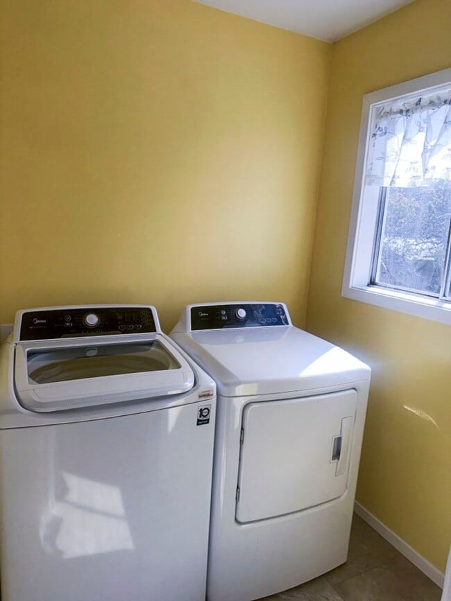 Building Photo - Pet-Friendly 3/2 Home Has A Spacious Layout & Recent Renovations Throughout!