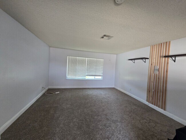 Building Photo - 3 BR 2 BA Available Now