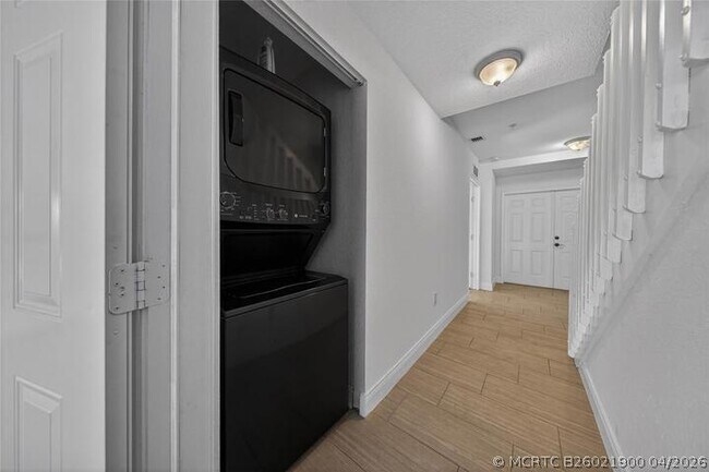 Building Photo - 2725 NE 8th Ave