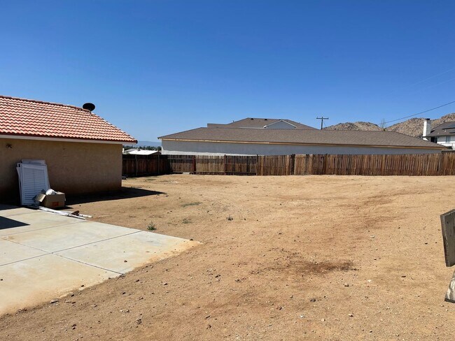 Building Photo - Bright Single-Story 4BR in Apple Valley — ...