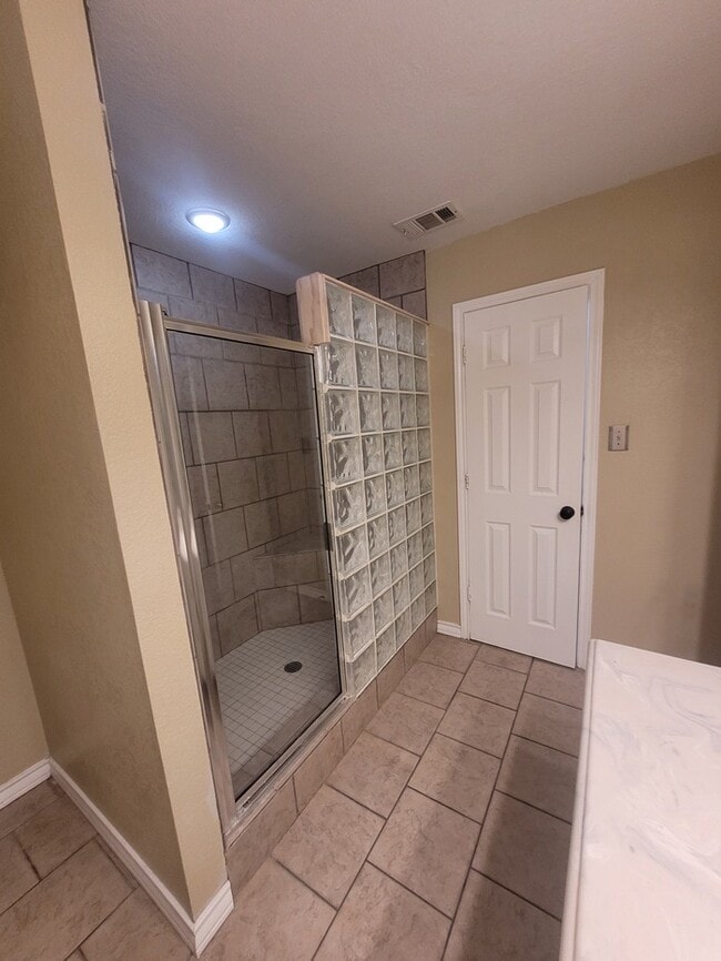Building Photo - 3 bed 2 bath 2 car garage on cul-de-sac!