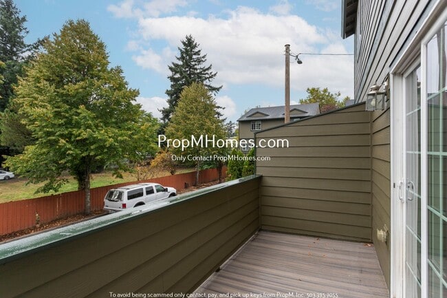 Building Photo - Spacious SE Portland 3 Bedroom Townhouse In Powellhurst-Gilbert Neighborhood