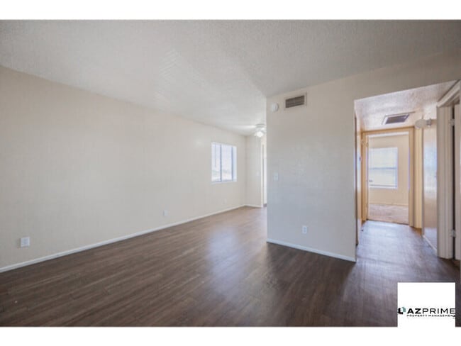 Building Photo - Modern 2/1 Upper-Level Mesa Apartment - St...