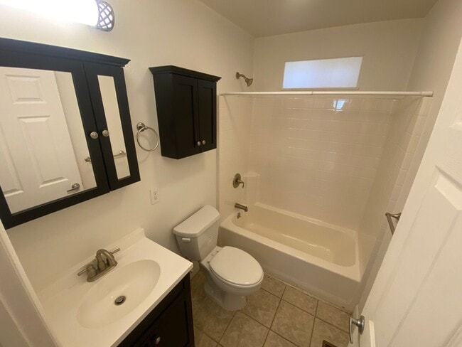 Building Photo - Three Bedroom Bayfield House Available for...