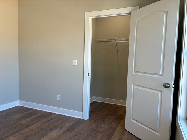 Building Photo - 102 Twin Lakes Dr