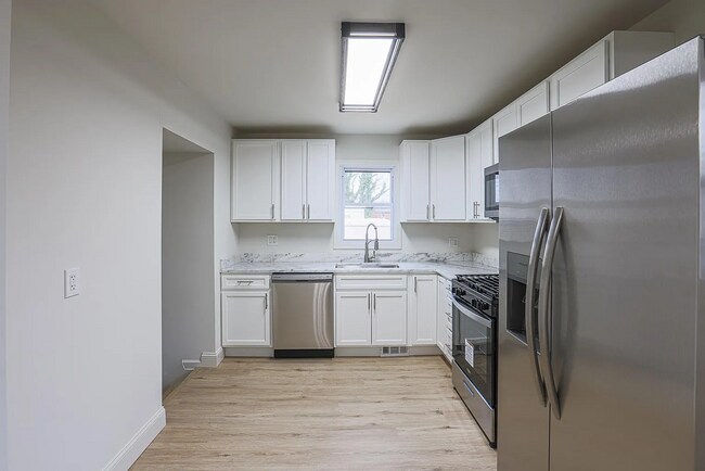 Building Photo - Beautiful 3 Bedroom 1.5 bath Move-In Ready!