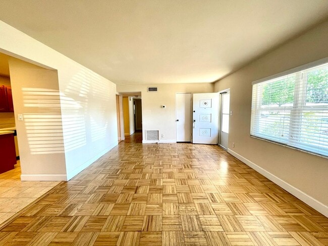 Building Photo - Cute 2/1.5 Quaint Bungalow with Single Garage in Winter Park right off Lee Road!