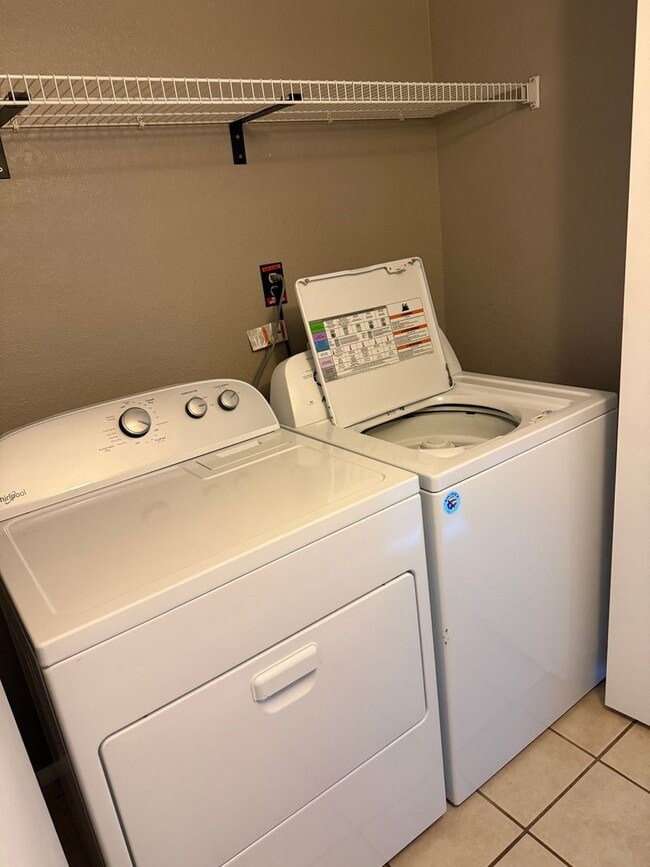 Building Photo - 3 bedroom 2 bath Next to PDS Elementary Sc...