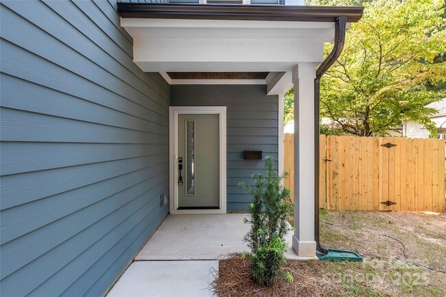 Building Photo - 2823 Coronet Way
