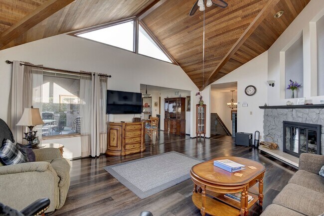 Building Photo - 3 Bedroom 2.5 bathroom spacious home with views of marina and downtown Oak Harbor