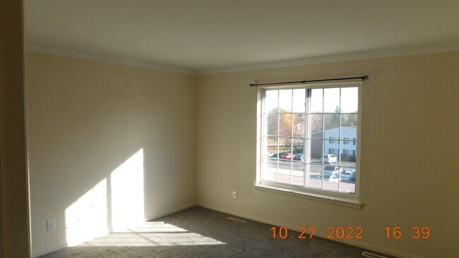 Building Photo - 490 Fox Hills Dr S