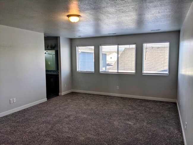 Building Photo - 3293 S Lincoln Ln